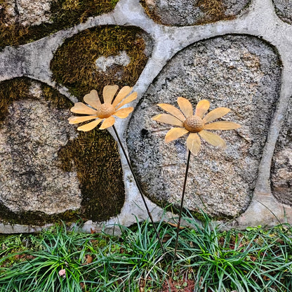 Metal Flower Garden Stakes | Rusty Daisy Chamomile Outdoor Yard Art